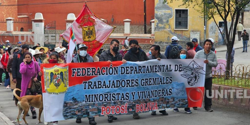 La marcha de los gremiales recorrió las calles de Potosí este miércoles.
