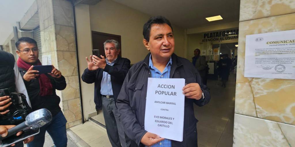 El exdiputado Amilcar Barral muestra el documento con el cual denunció a Evo Morales y Eduardo Del Castillo.