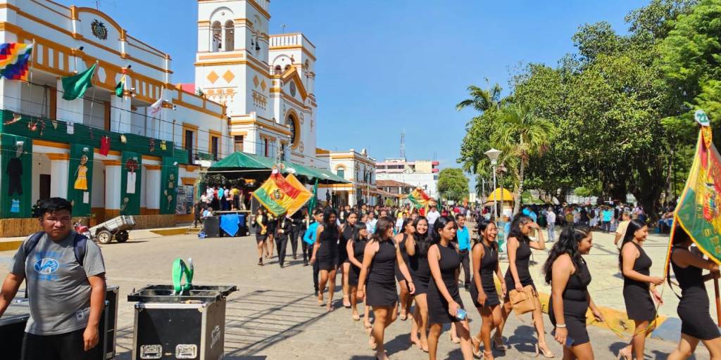 Los desfiles escolares en la plaza principal de Trinidad.