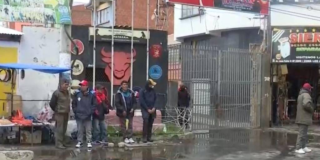 Carniceros mantienen bloqueo en puertas del matadero de El Alto