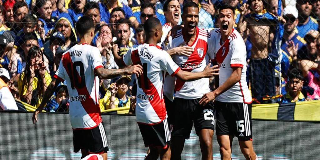 Emocionante compromiso se disputa en la Bombonera. Por ahora, River Plate está venciendo a Boca.