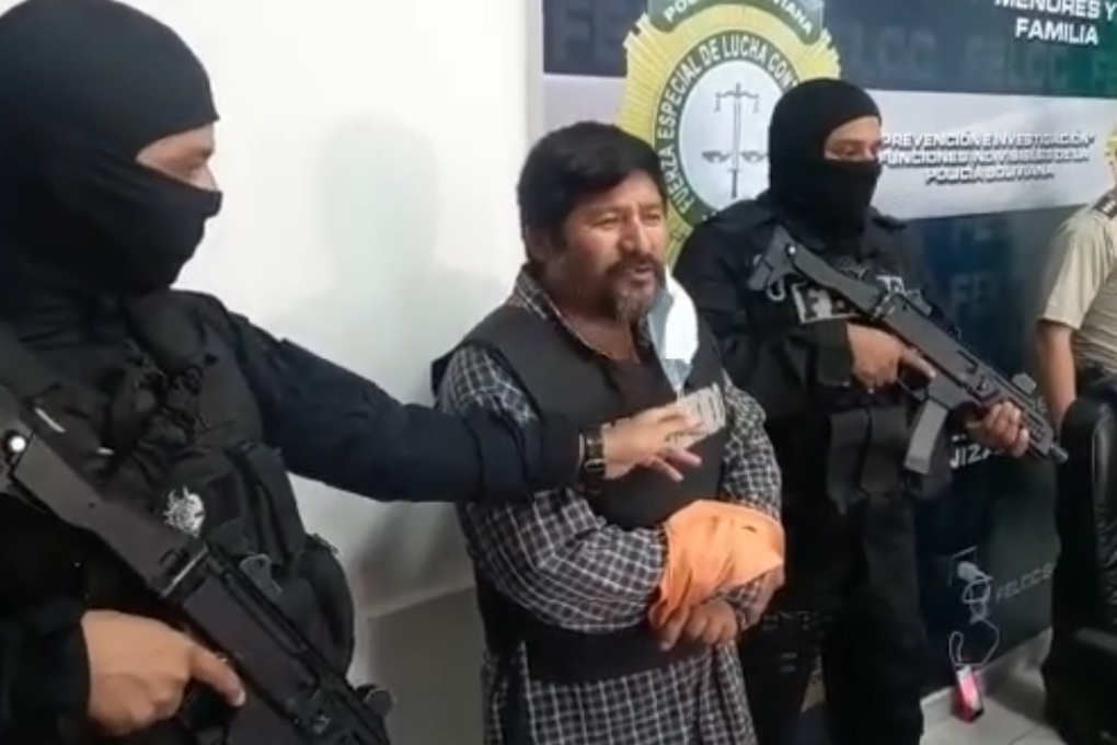 Canaza (centro) fue identificado como uno de los cabecillas del grupo armado