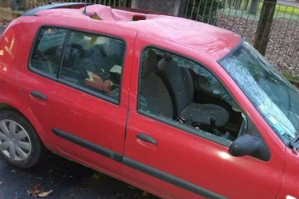 Un automóvil quedó destrozado tras caerle un supuesto meteorito