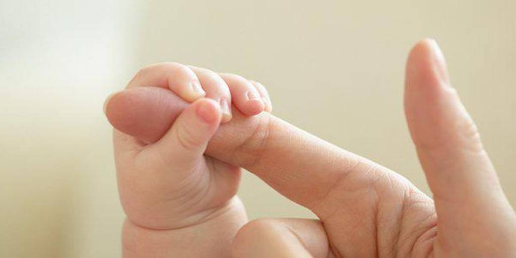 Una imagen referencial de la mano de un bebé.