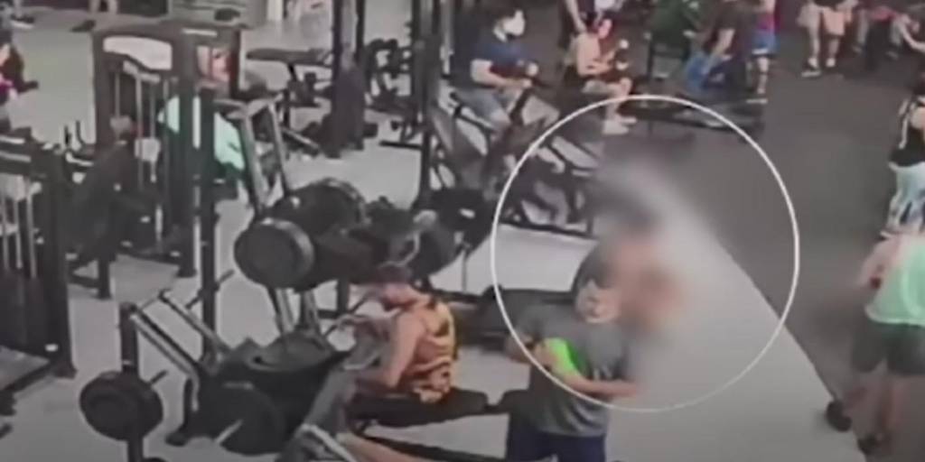 Impactante accidente: Una máquina con 150 kilos cae sobre un hombre en un gimnasio