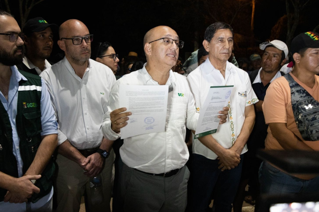 Landívar (centro) llegó hasta La Guardia para socializar el acuerdo