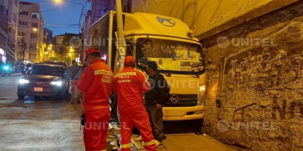 La Paz: Chofer de camión pierde el control y termina estrellado entre ...