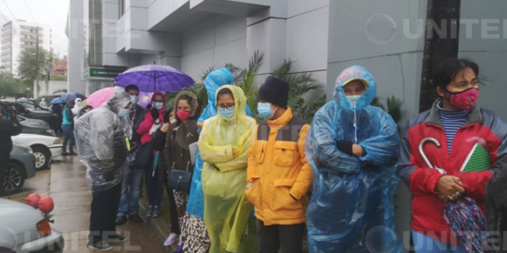 Personas hicieron fila para recibir la vacuna este domingo. Foto: Unitel