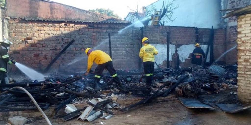 Una casa donde vivían 10 personas quedó reducida a cenizas a causa de ...