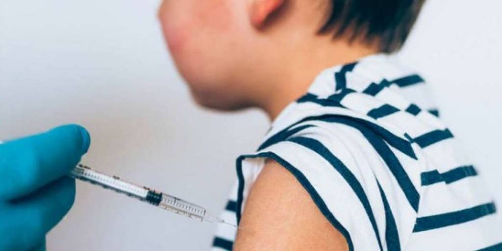 Autoridades señalan que vacunación a niños favorecerá el retorno a clases. Foto: MinSalud