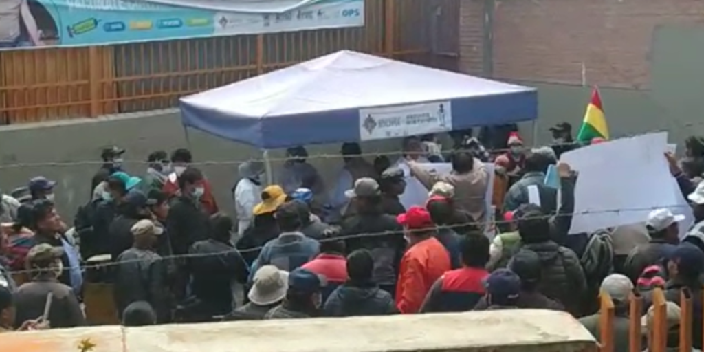 Grupo 'antivacunas' ataca punto de vacunación en El Alto