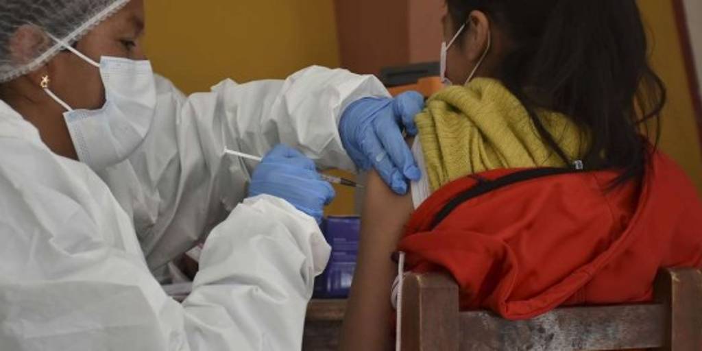 Una niña recibe la vacuna contra el coronavirus. Foto: APG