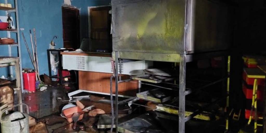 El incendio se produjo en un local donde venden pizzas