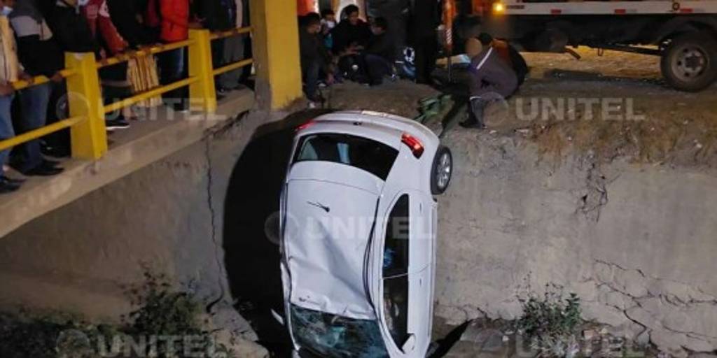 Conductor de vehículo pierde el control y termina estrellado en un río ...