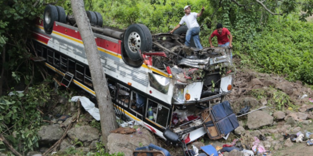 El aparatoso accidente dejó víctimas fatales (Foto: AFP)