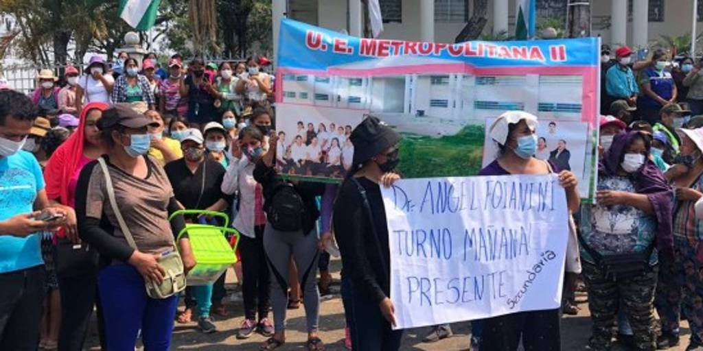 Padres de familia de distintos colegios realizaron la protesta / Foto: Eduardo Bonifaz