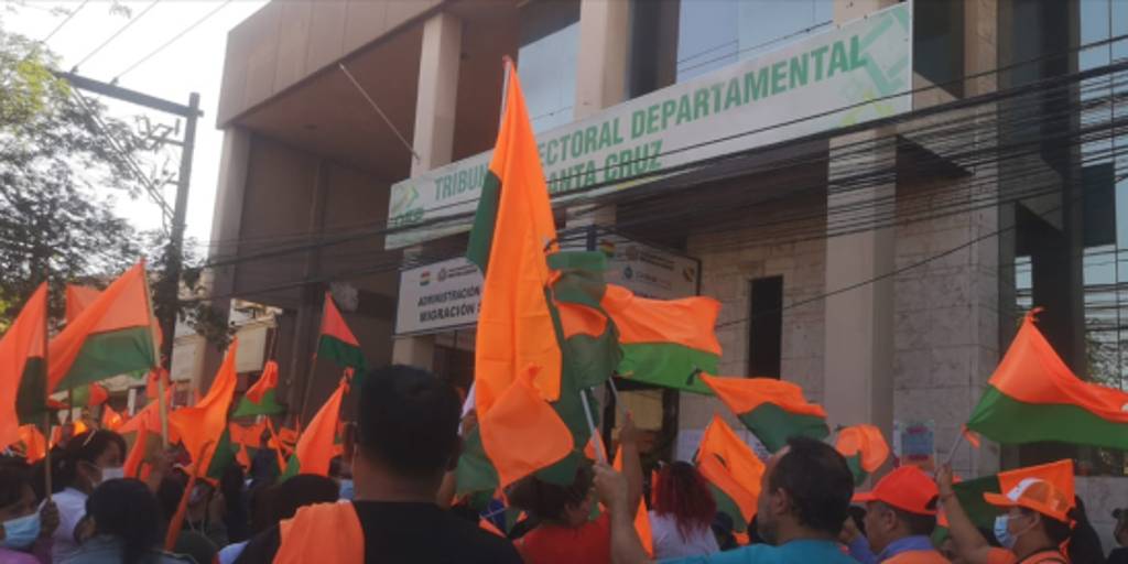 Los candidatos llegan acompañados de sus seguidores (Foto: Yerko Guevara)