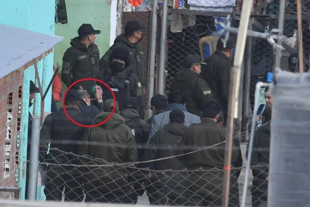 Camacho salió y retornó a Chonchocro enmanillado y con un fuerte resguardo policial