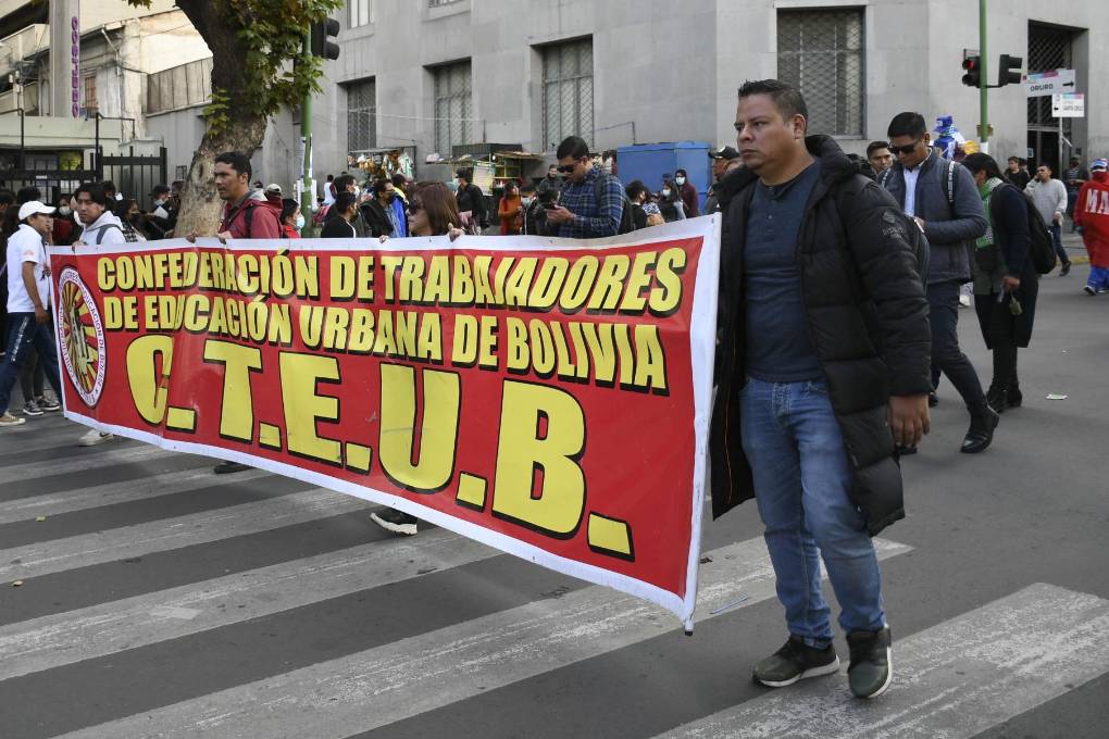 Maestros urbanos amenazan con más movilizaciones en La Paz