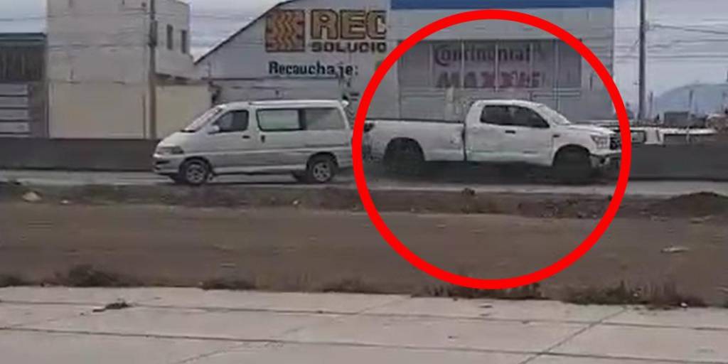La camioneta arrolla al efectivo tras chocar contra otros vehículos