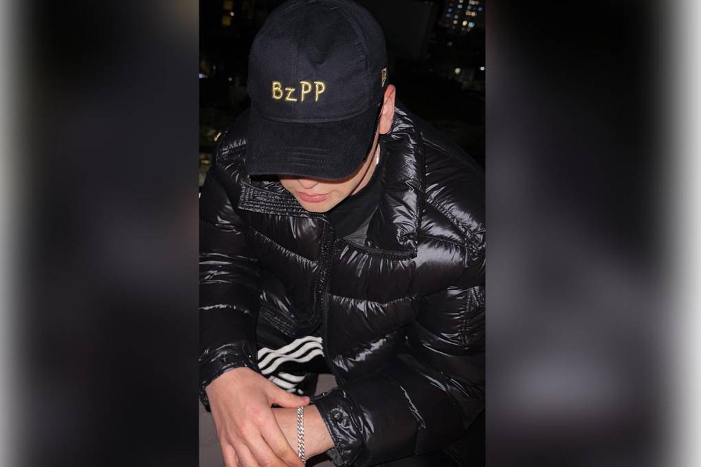 El productor musical luce su nombre en una gorra