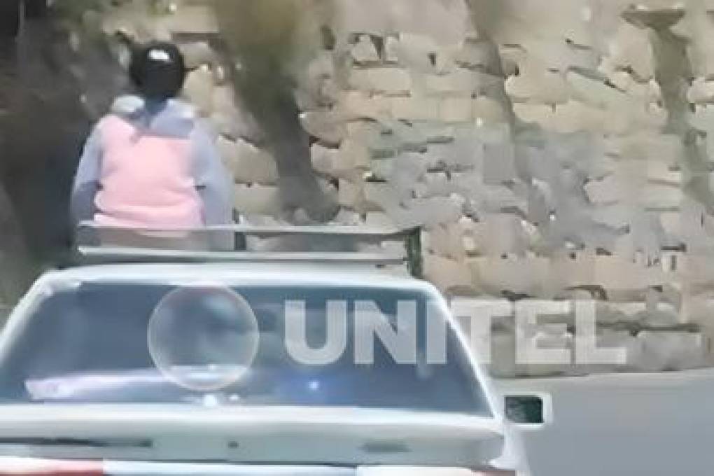 La niña de siete años viajó sentada en la parrilla de un auto