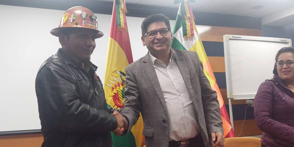 Firma de acuerdo entre mineros y Gobierno