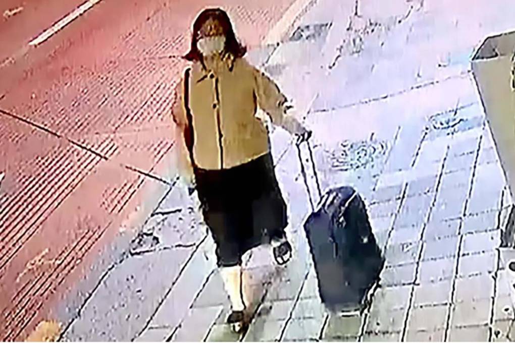 Jung Yoo-jung camina con una maleta donde supuestamente lleva un cuerpo