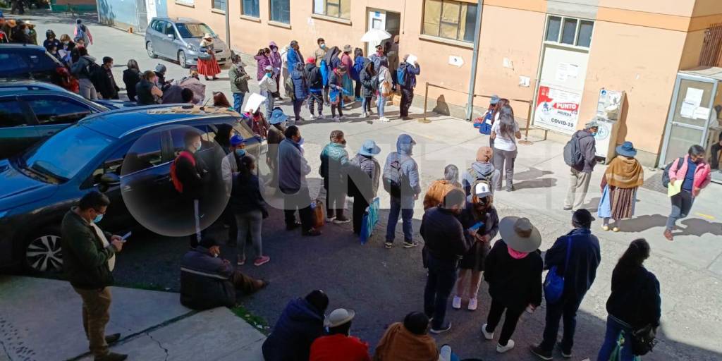 Las filas que se forman en el Hospital de Clínicas de La Paz por las pruebas del covid.