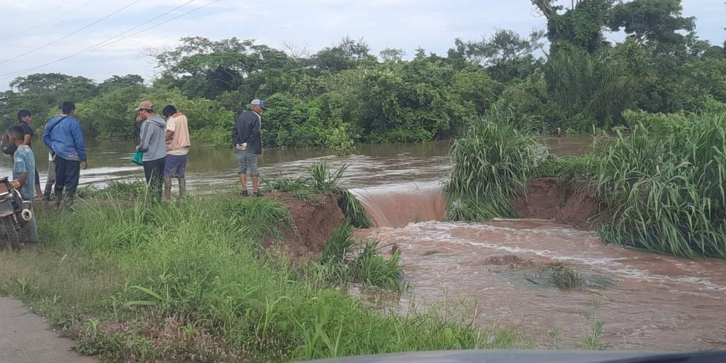 Pobladores de Pailas observan preocupados el aumento del nivel del agua