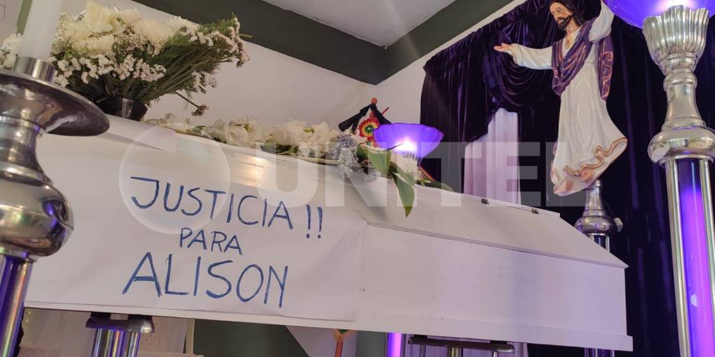 El letrero con el que la familia exige justicia para Alison.