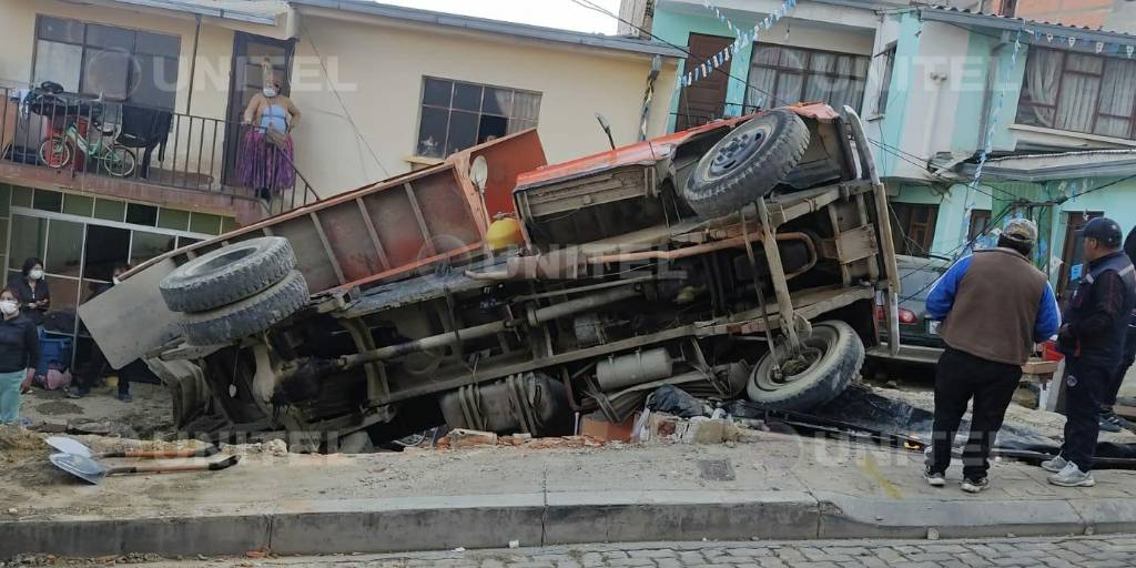 La Paz: Chofer de volqueta pierde el control y termina en el interior ...