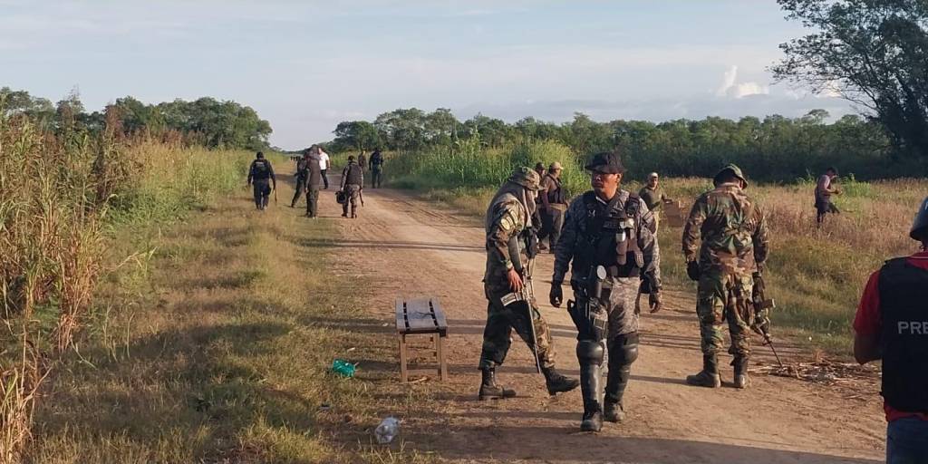Un grupo de uniformados llega a la propiedad en Guarayos.