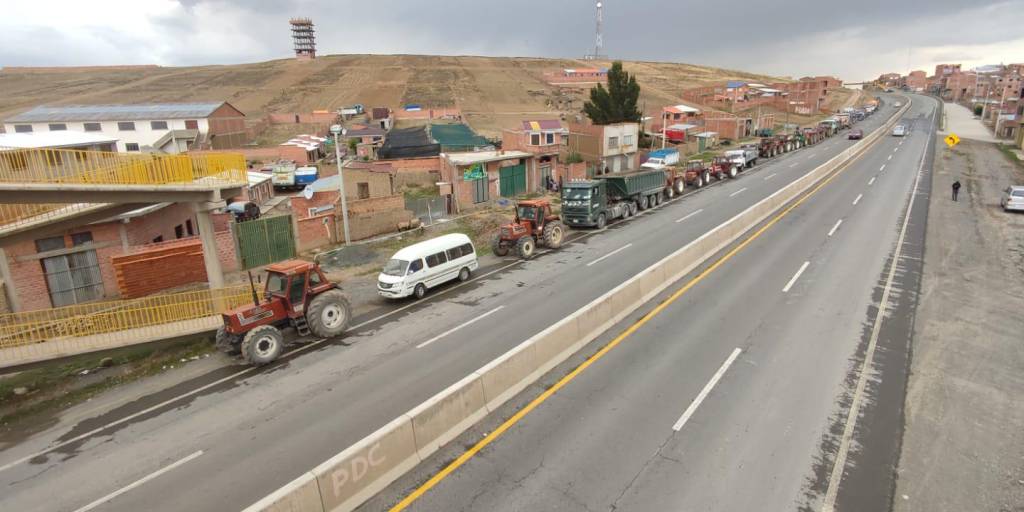 La fila de tractores en la carretera La Paz - Oruro