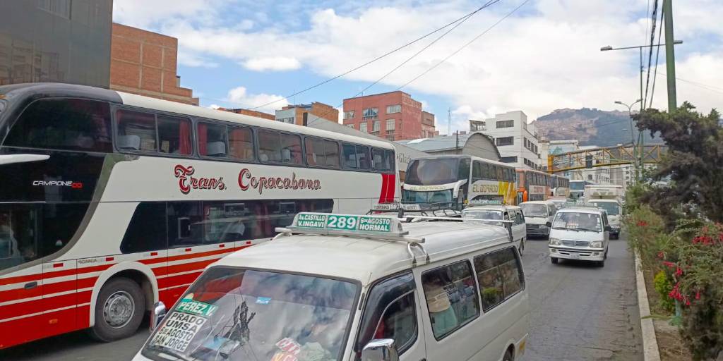 Filas de buses en la avenida Montes de La Paz