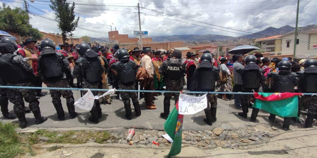 Efectivos de la Policía resguarda la zona Llojeta, en La Paz.