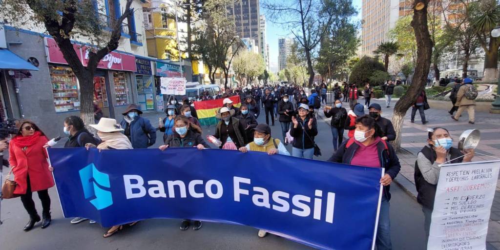 Trabajadores de Fassil marchan en el Prado de La Paz; desde el miércoles retomaron las movilizaciones.