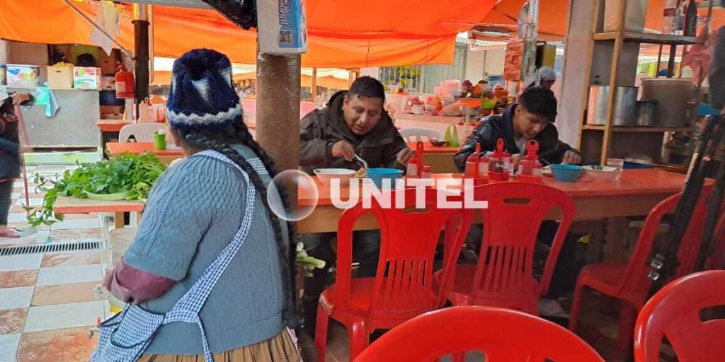 Comensales en el mercado 27 de Mayo, en el centro de la ciudad de Cochabamba.