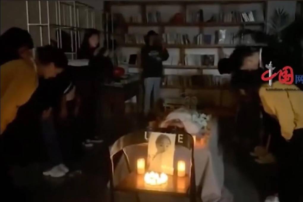 Una mujer organizó un funeral para superar una ruptura