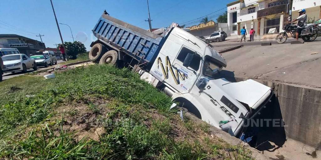 Volqueta pierde el control y termina dentro de un canal de drenaje en ...