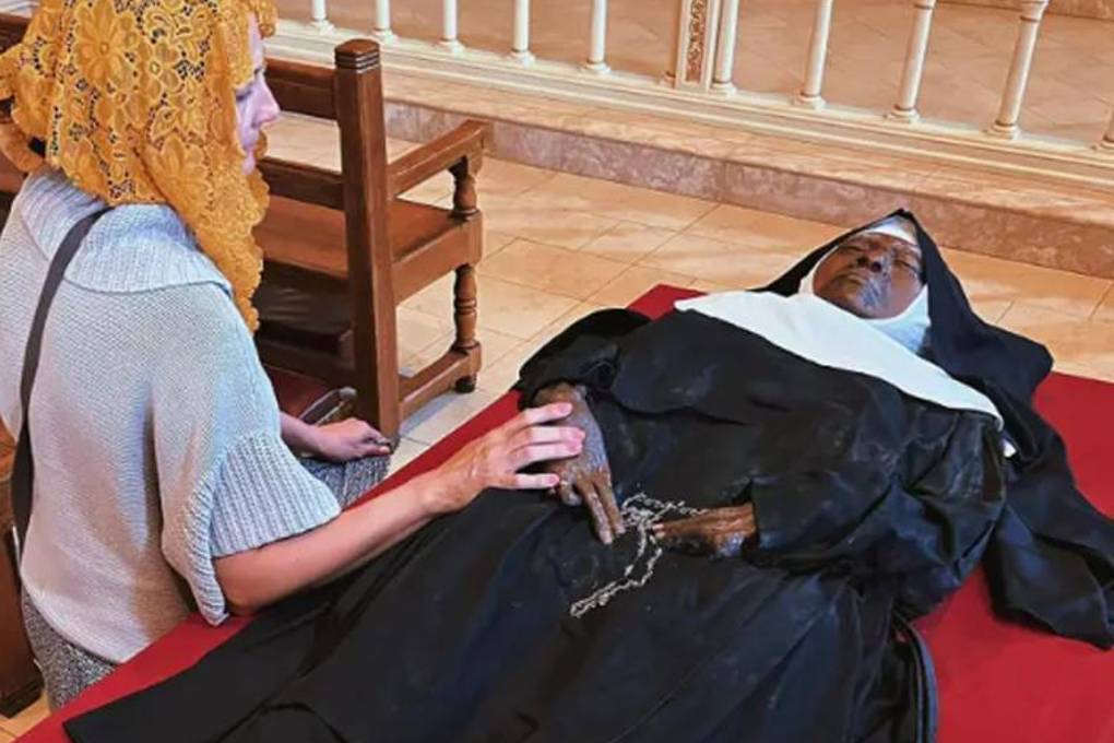 Las hermanas Benedictinas exhiben el cuerpo de su fundadora
