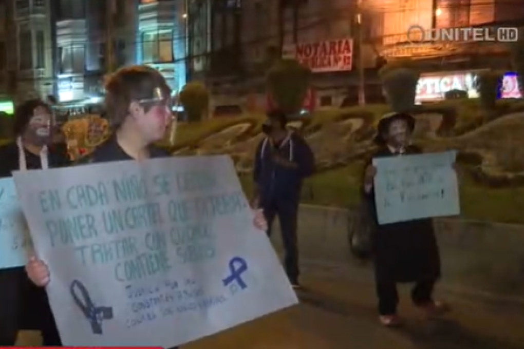 Payasitos protestan en las calles rechazando la violencia en contra de la niñez