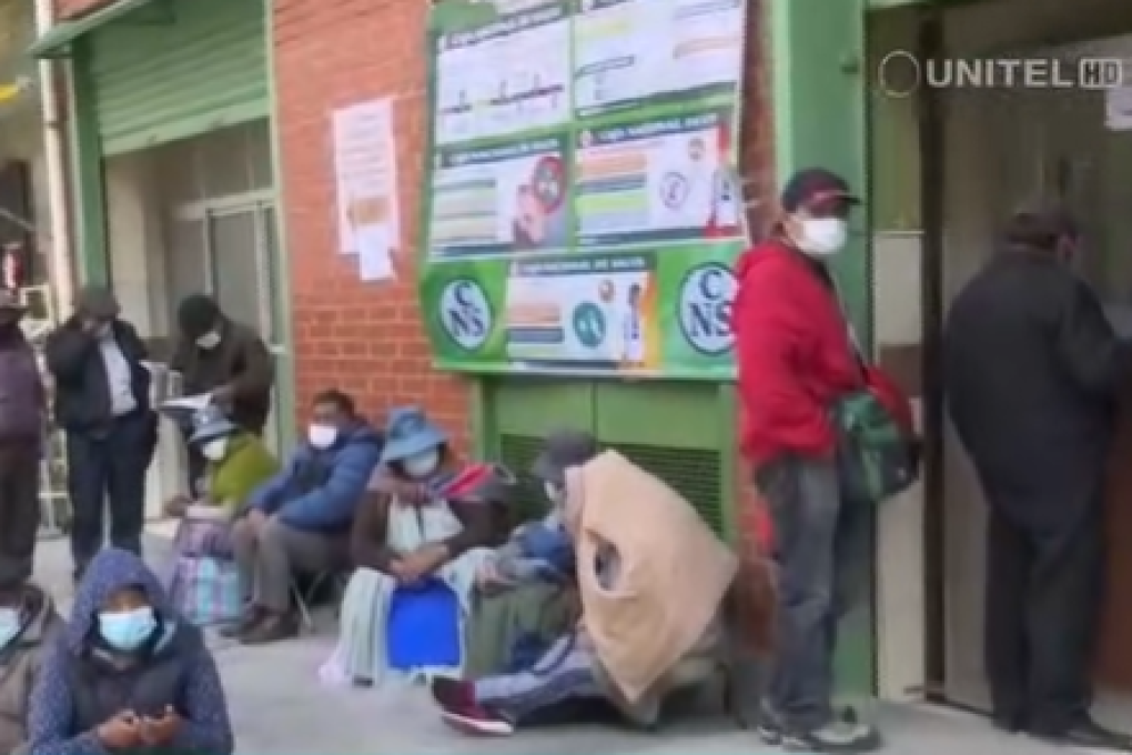 Largas filas y molestia en asegurados de la CNS en ciudad de El Alto
