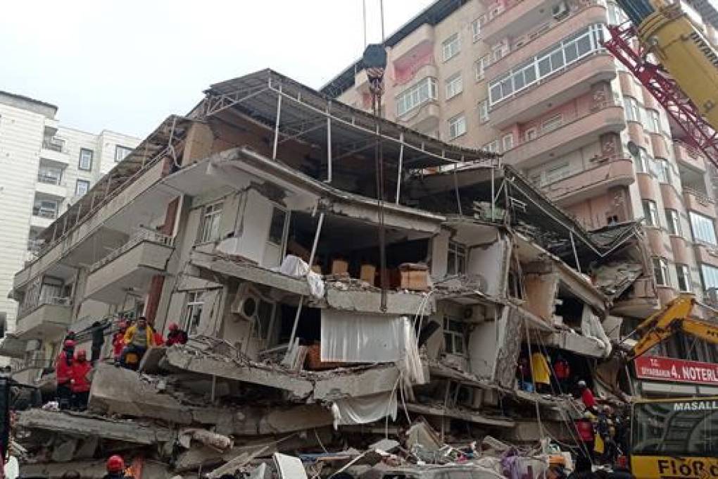 Varios edificios colapsaron en Turquía. En medio del dolor, ha surgido la polémica por las autorizaciones para su construcción.