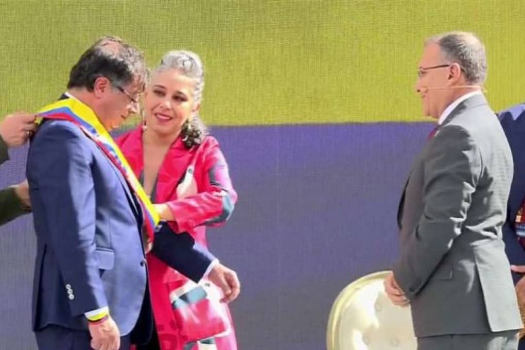 Petro juró como presidente de Colombia con el desafío de acortar las brechas entre ricos y pobres