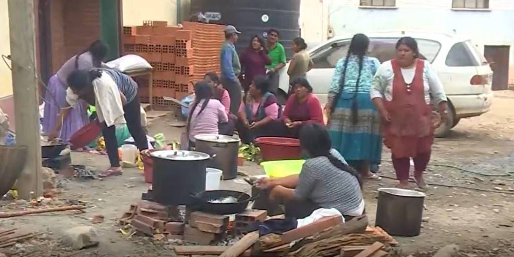 Mujeres de la comunidad de Santa Rosa preparan alimentos.