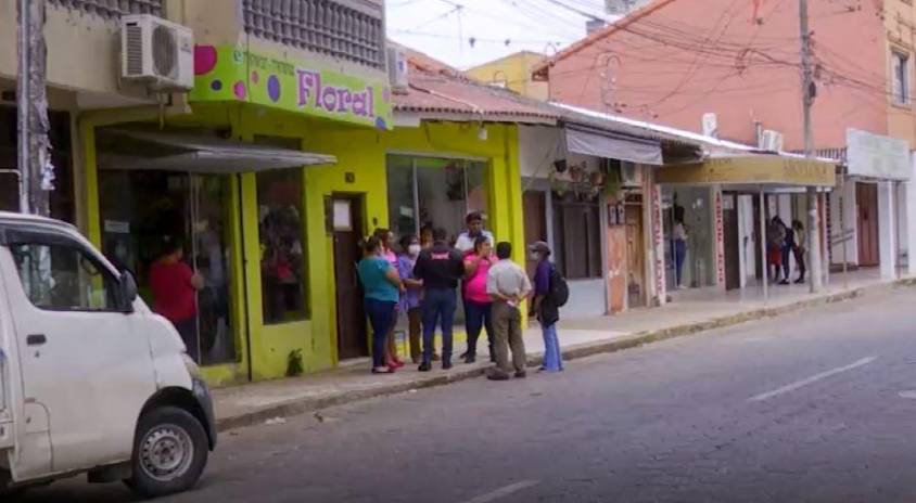 Comerciantes en la calle Bolívar.