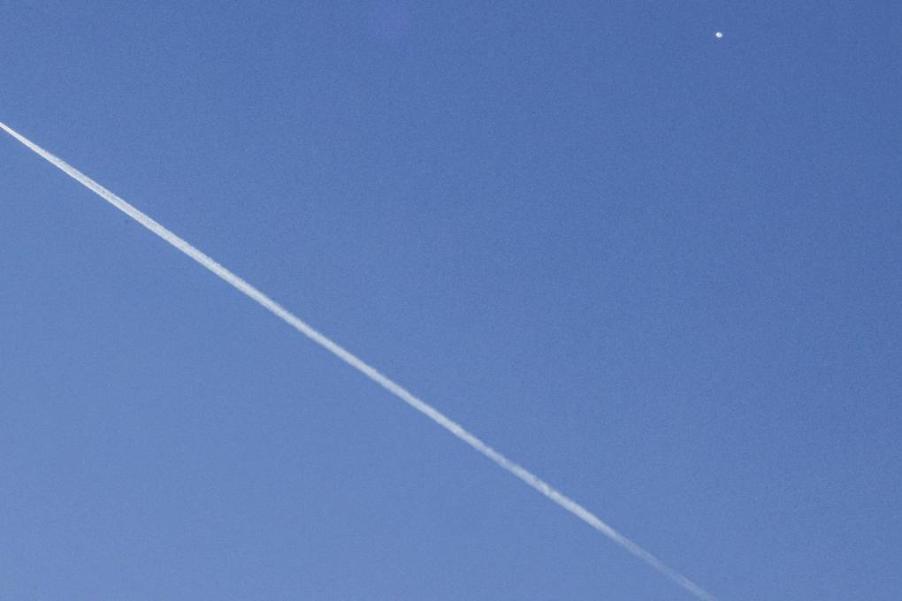 Un avión comercial (i) vuela por debajo del globo espía chino (d) detectado en el espacio aéreo de EEUU.