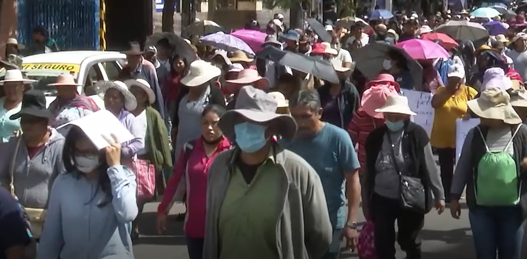 Pobladores protestan en el centro de la ciudad de Cochabamba.