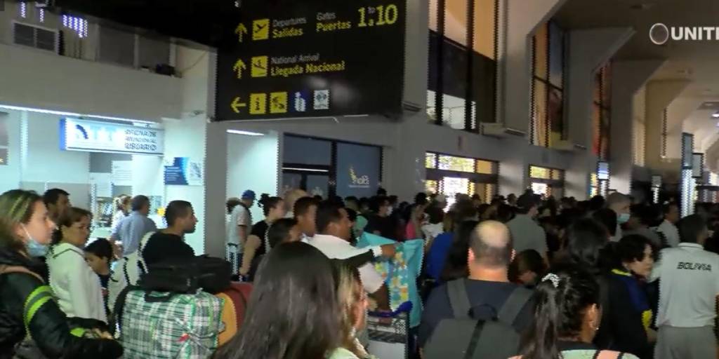 Cerca de las 6:00 los usuarios de la terminal aérea se aglomeraron en preembarque